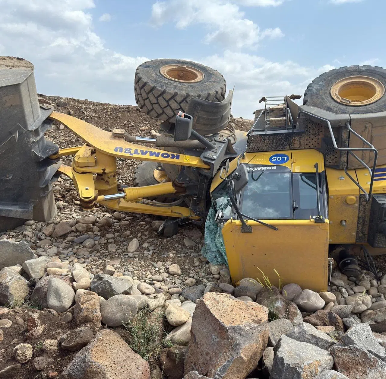 Devrilen iş makinasının sürücüsü yaralandı