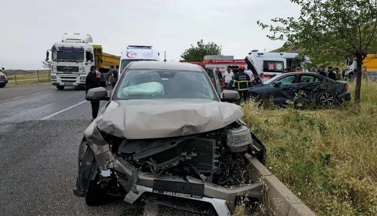 Otomobil ile kamyonet çarpıştı: 1 ölü, 3 yaralı