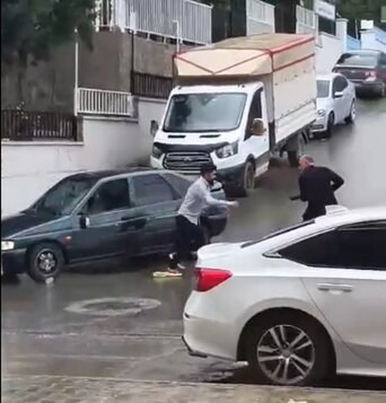 Pompalı tüfekle saldırdı, silah tutukluk yaptı