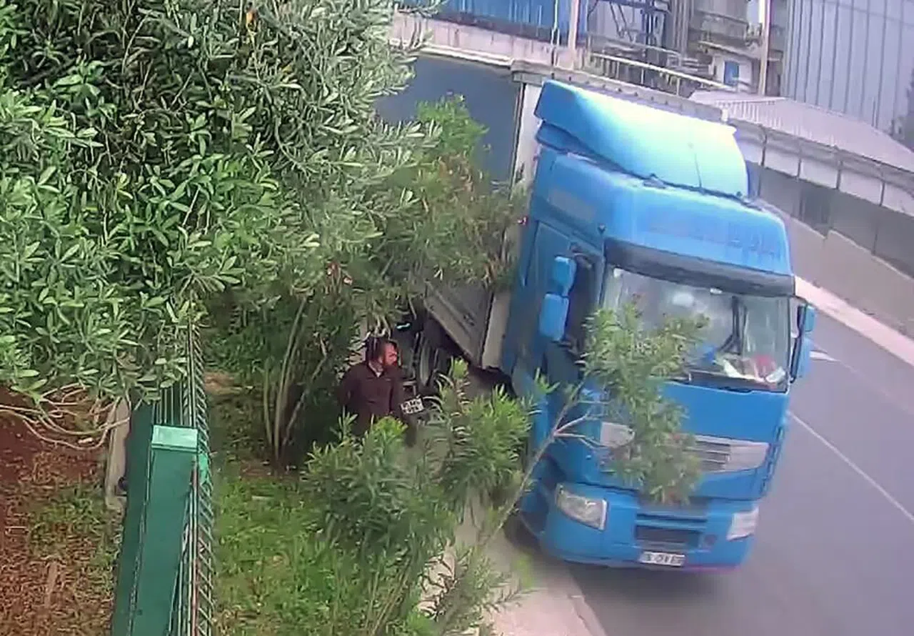 Tırın camını kırıp telefon çaldı