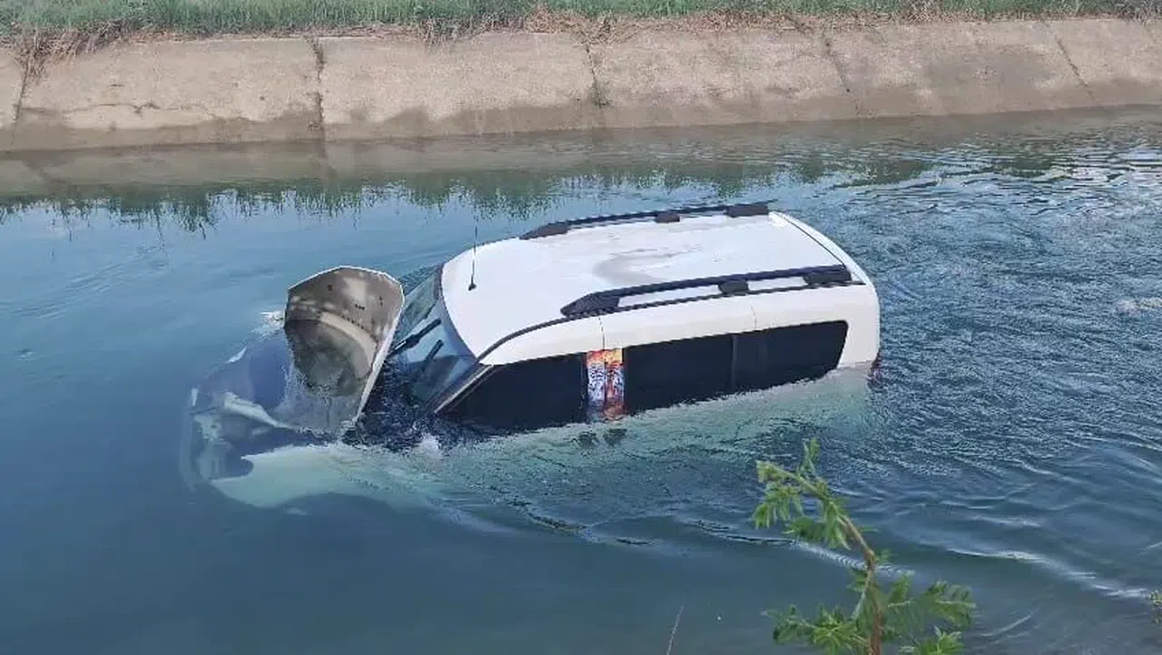 Ticari Araç Sulama Kanalına Devrildi