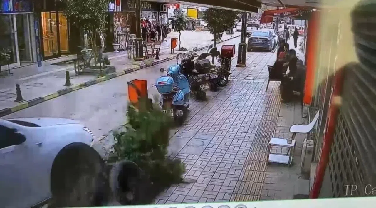 Fren Yerine Gaza Bastı: Otomobil Kaldırıma Çıktı!