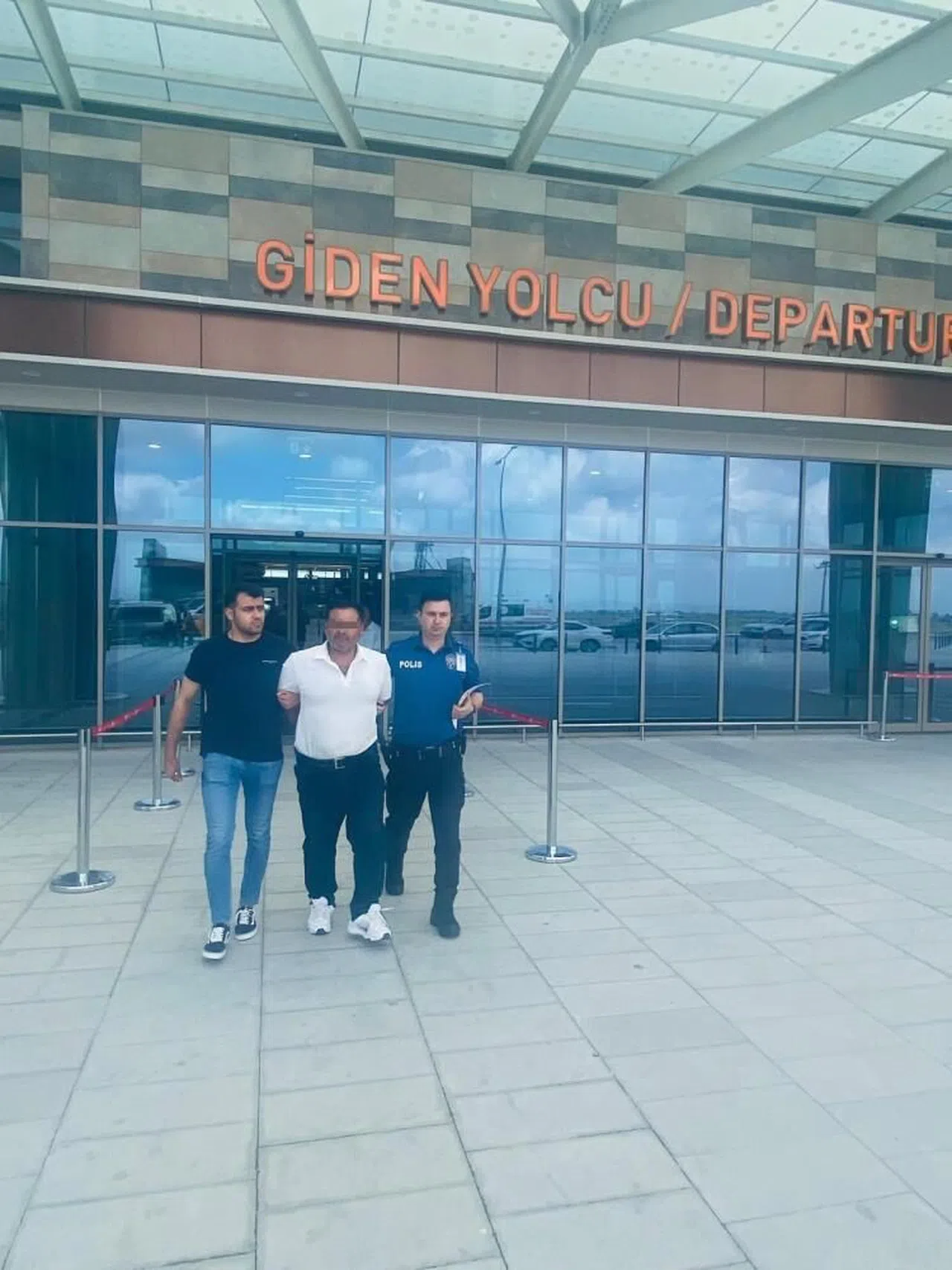 Kırmızı Bültenle Aranan Hükümlü Havalimanında Yakalandı