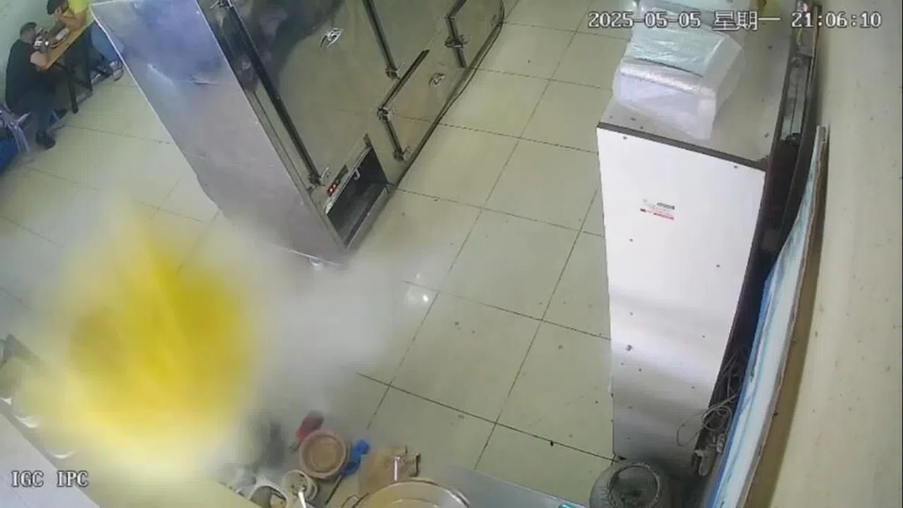 Düdüklü tencere patladı, lokanta çalışanı saniyelerle kurtuldu