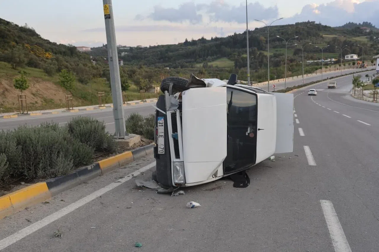 Kaldırıma Çarpan Otomobil Yan Yattı: 4 Yaralı