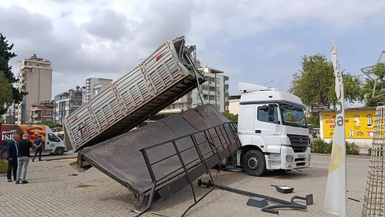 Damperi açılan tır üst geçidi kopardı