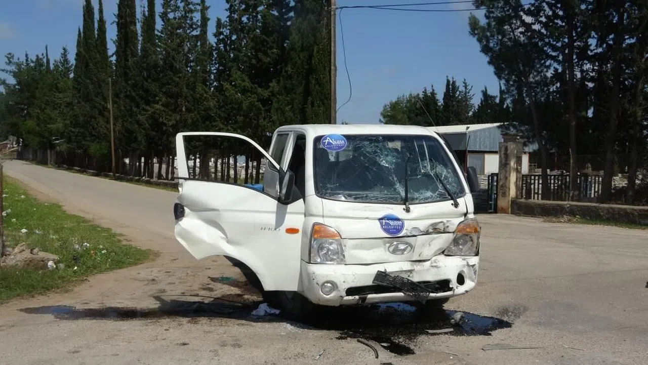 Kamyon ile Hafif Ticari Araç Çarpıştı: 2 Yaralı