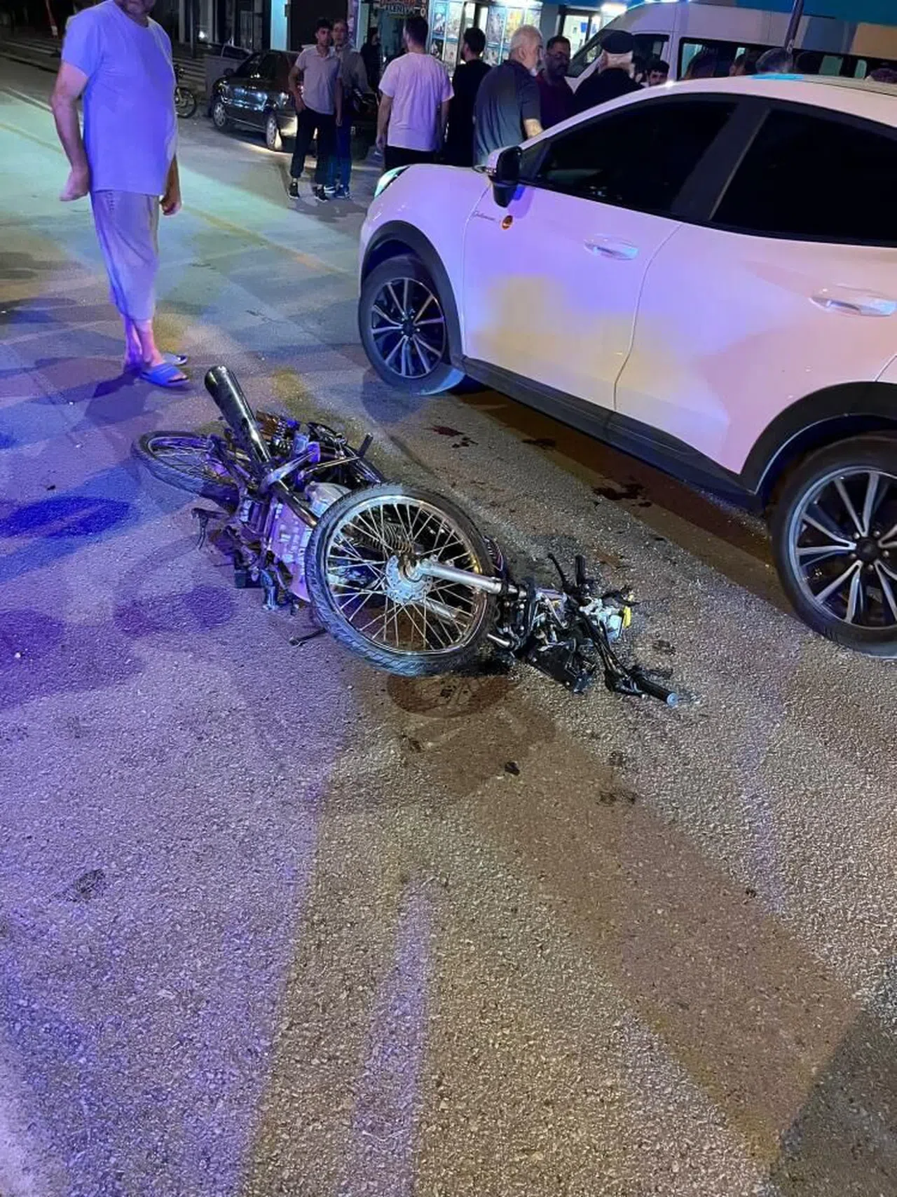 Otomobille çarpışan motosiklet hurdaya döndü: 1’i ağır 2 yaralı