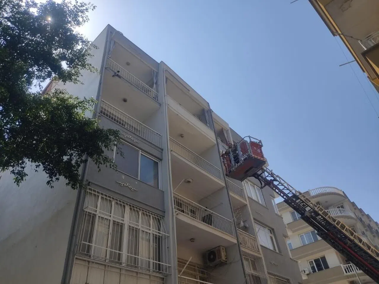 Balkondaki Ağa Takılan Güvercini İtfaiye Kurtardı