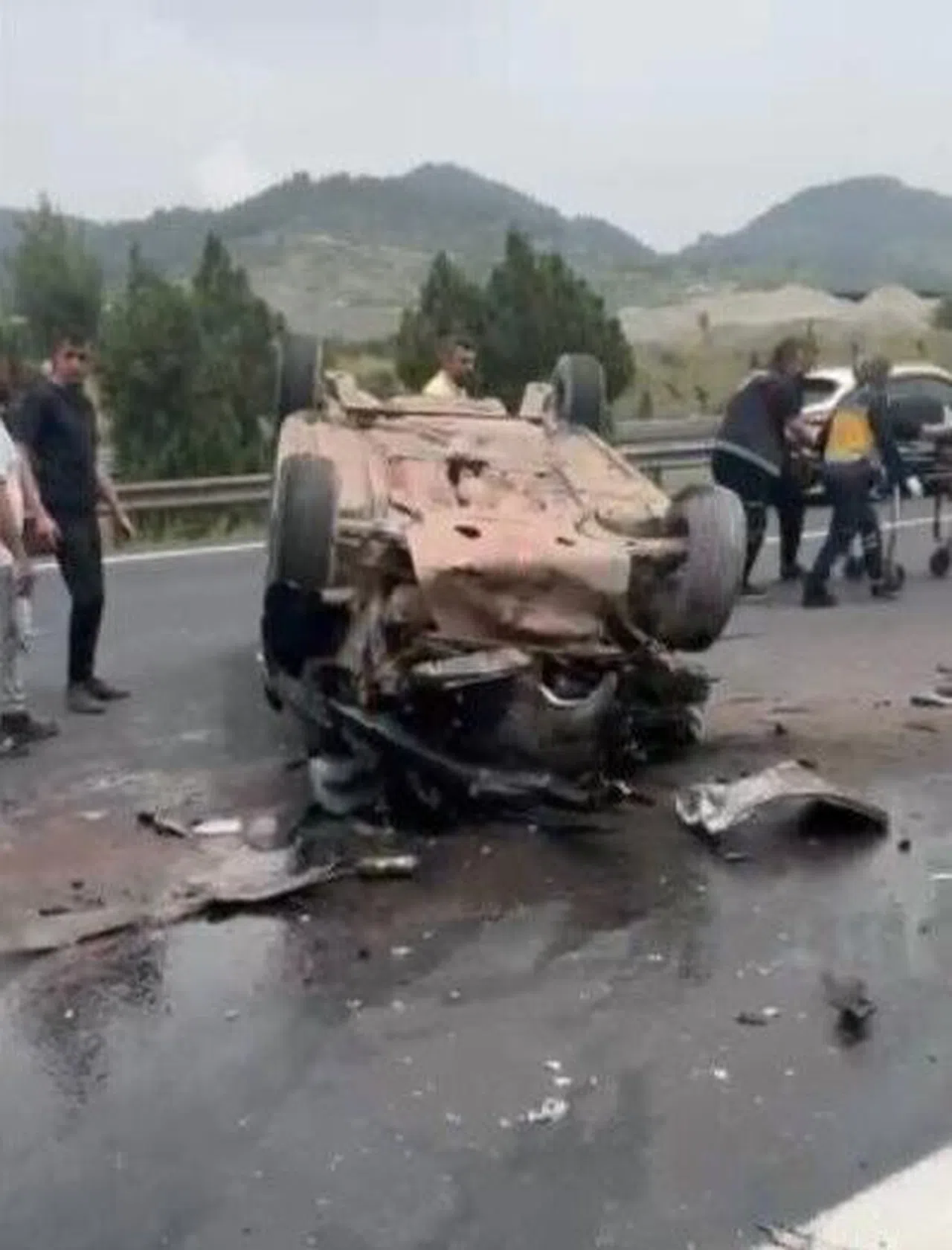 Tıra arkadan çarpan otomobil takla attı: 2 kişi yaralandı