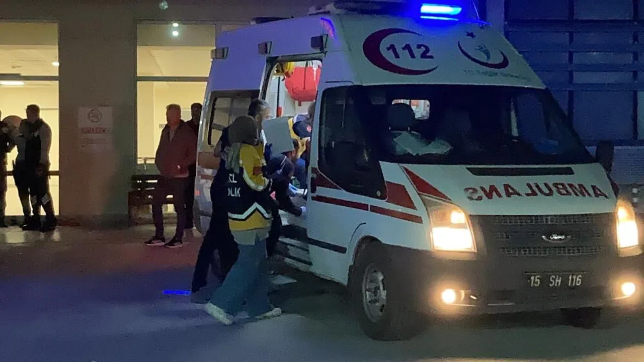 Kaldırımdaki trafik levhasına çarpan motosikletteki 2 kişi yaralandı