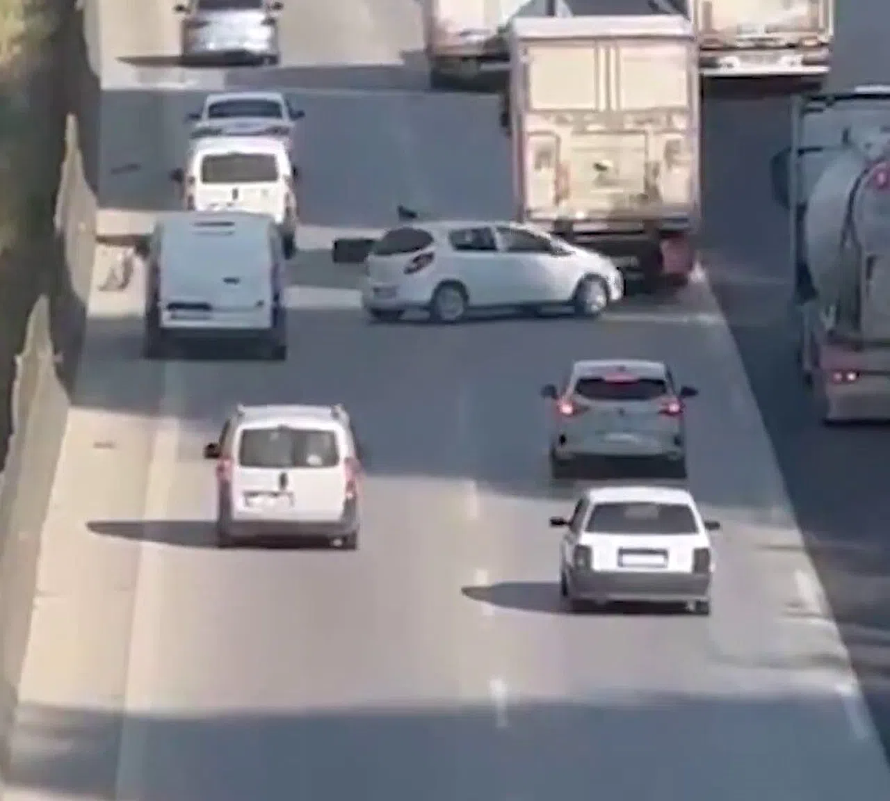 Tır Lastiği Koptu, 5 Araç Zincirleme Kazaya Karıştı