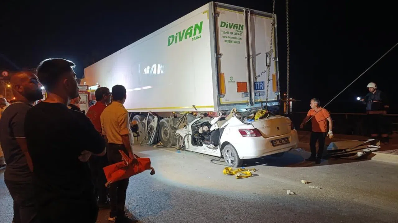 Feci Kaza: Otomobil Tırın Altına Girdi, 2 Kişi Hayatını Kaybetti