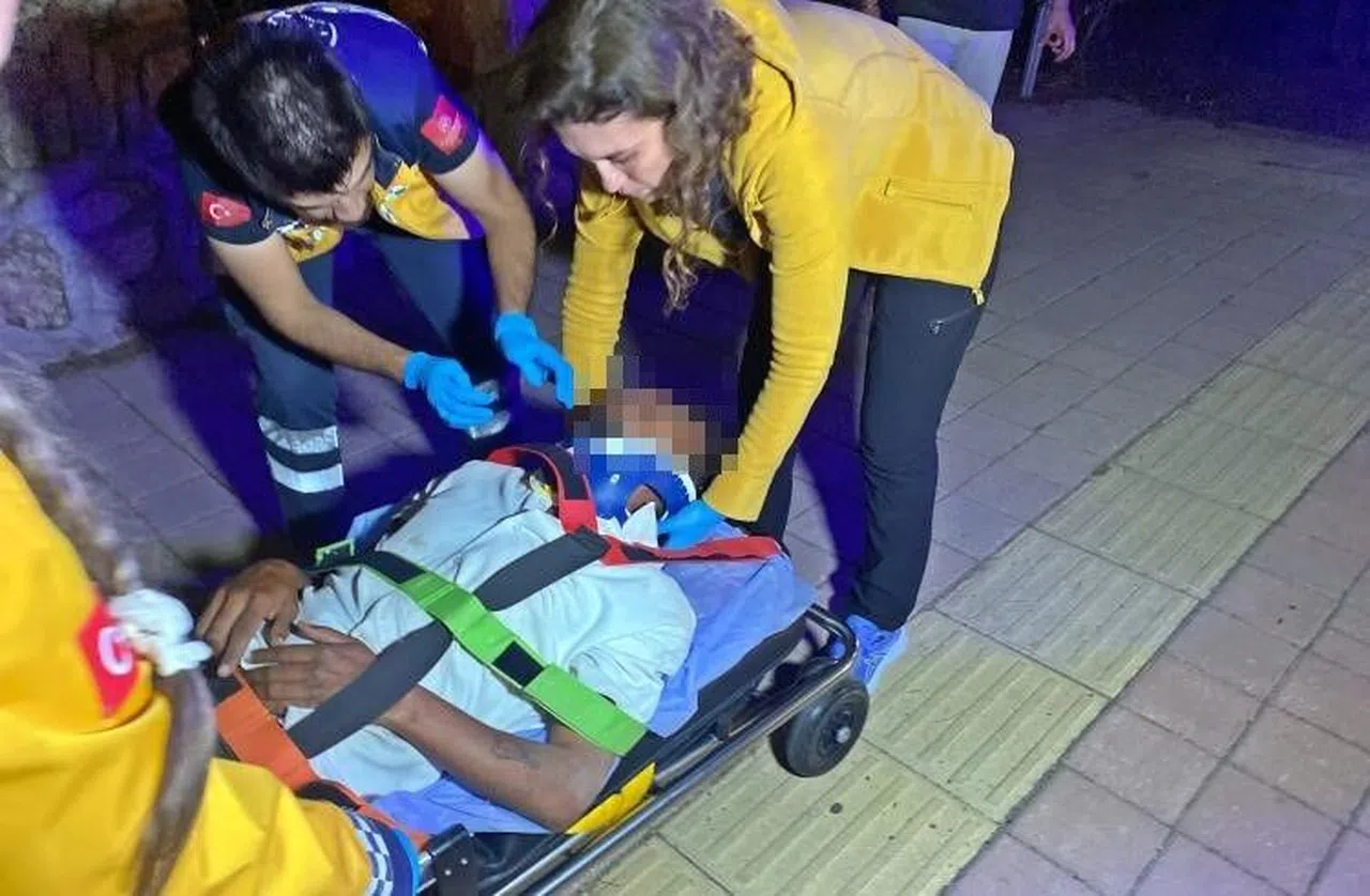 Köprüden beton zemine düştü, vinçle kurtarıldı