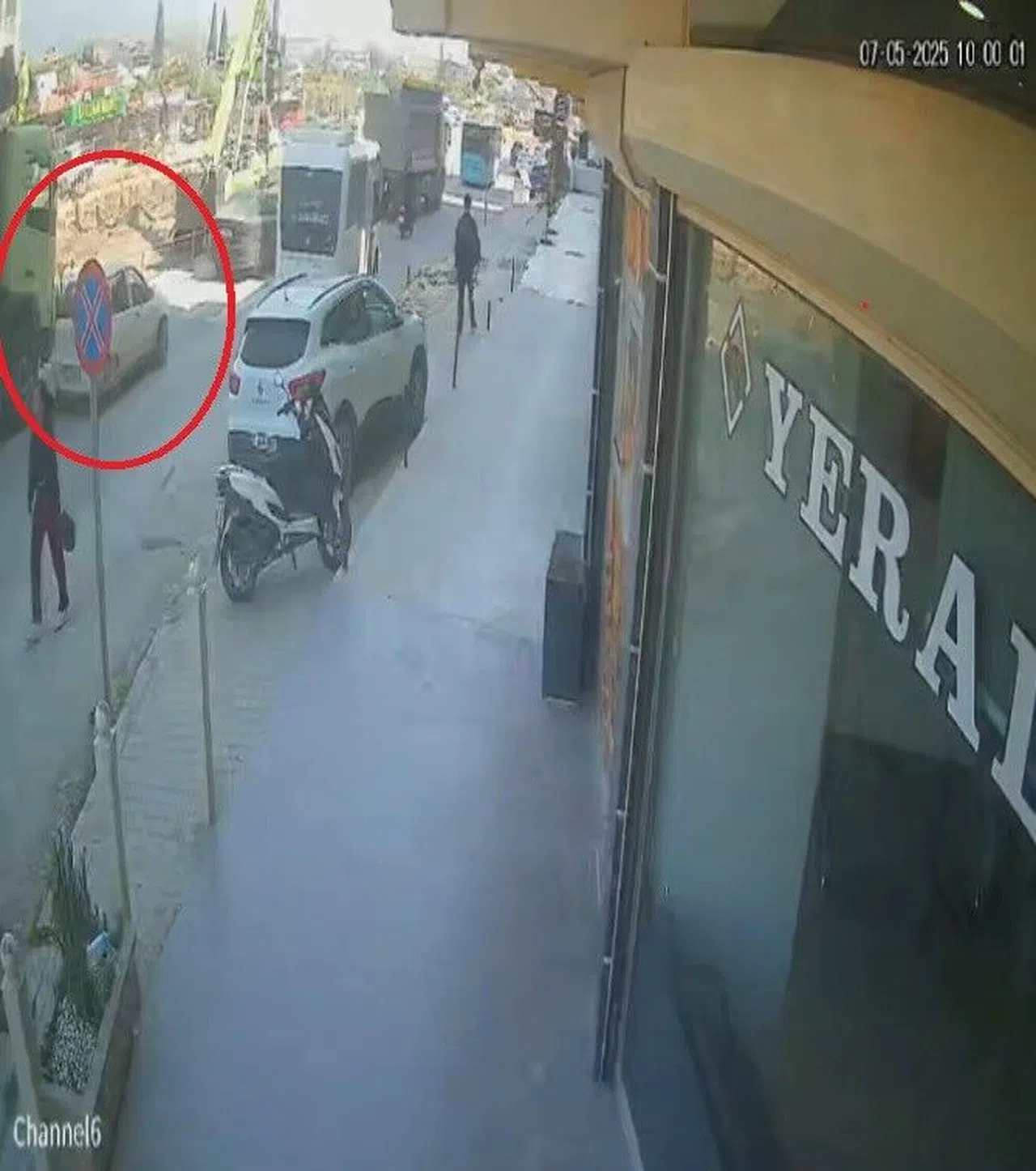 Otomobili oyuncak araba gibi önünde sürükledi, arkasına bakmadan gitti