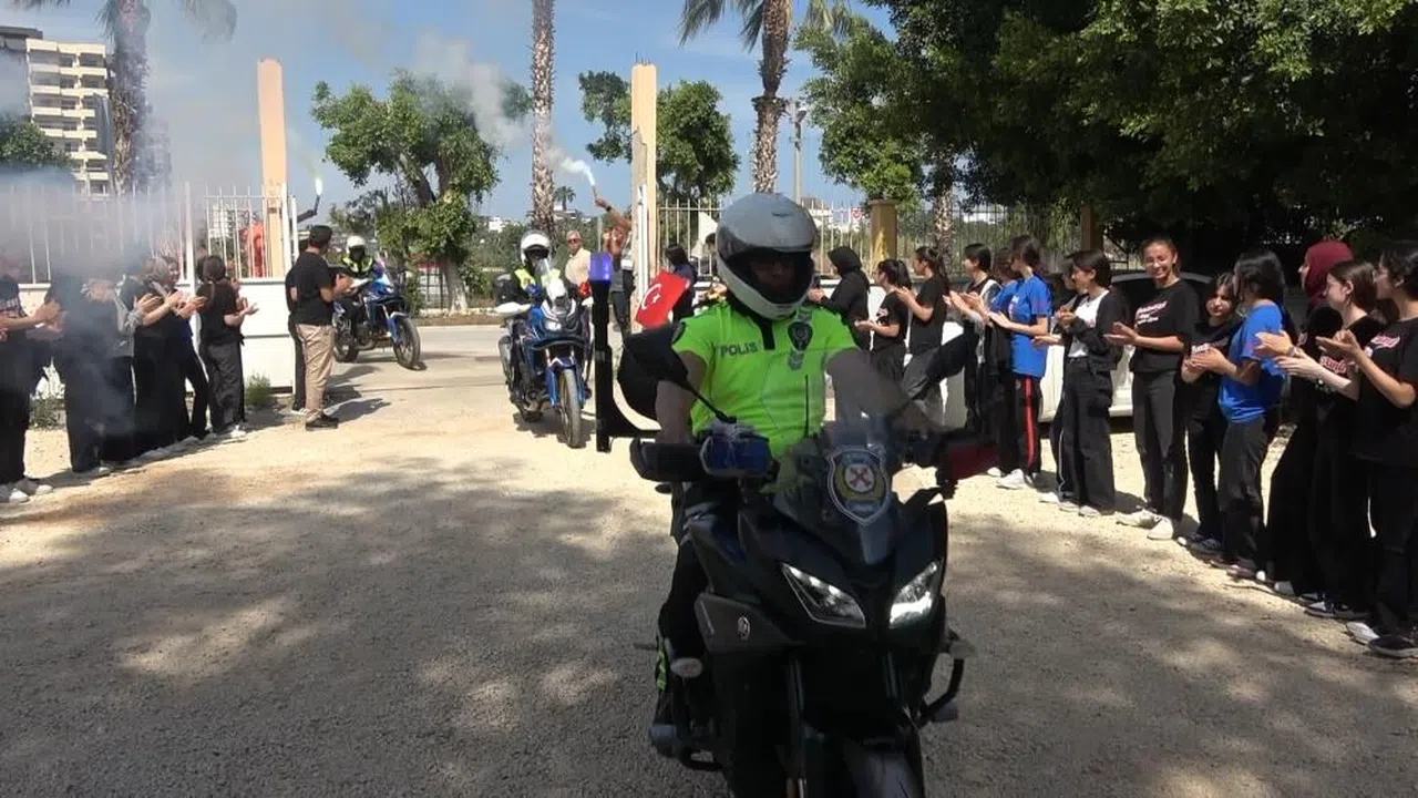 Kaza ihbarıyla çağrılan trafik ekiplerine pastalı, meşaleli sürpriz kutlama