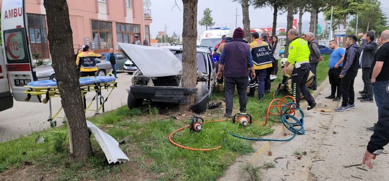 Kontrolden Çıkan Otomobil Refüjdeki Ağaca Çarptı: 2 Yaralı