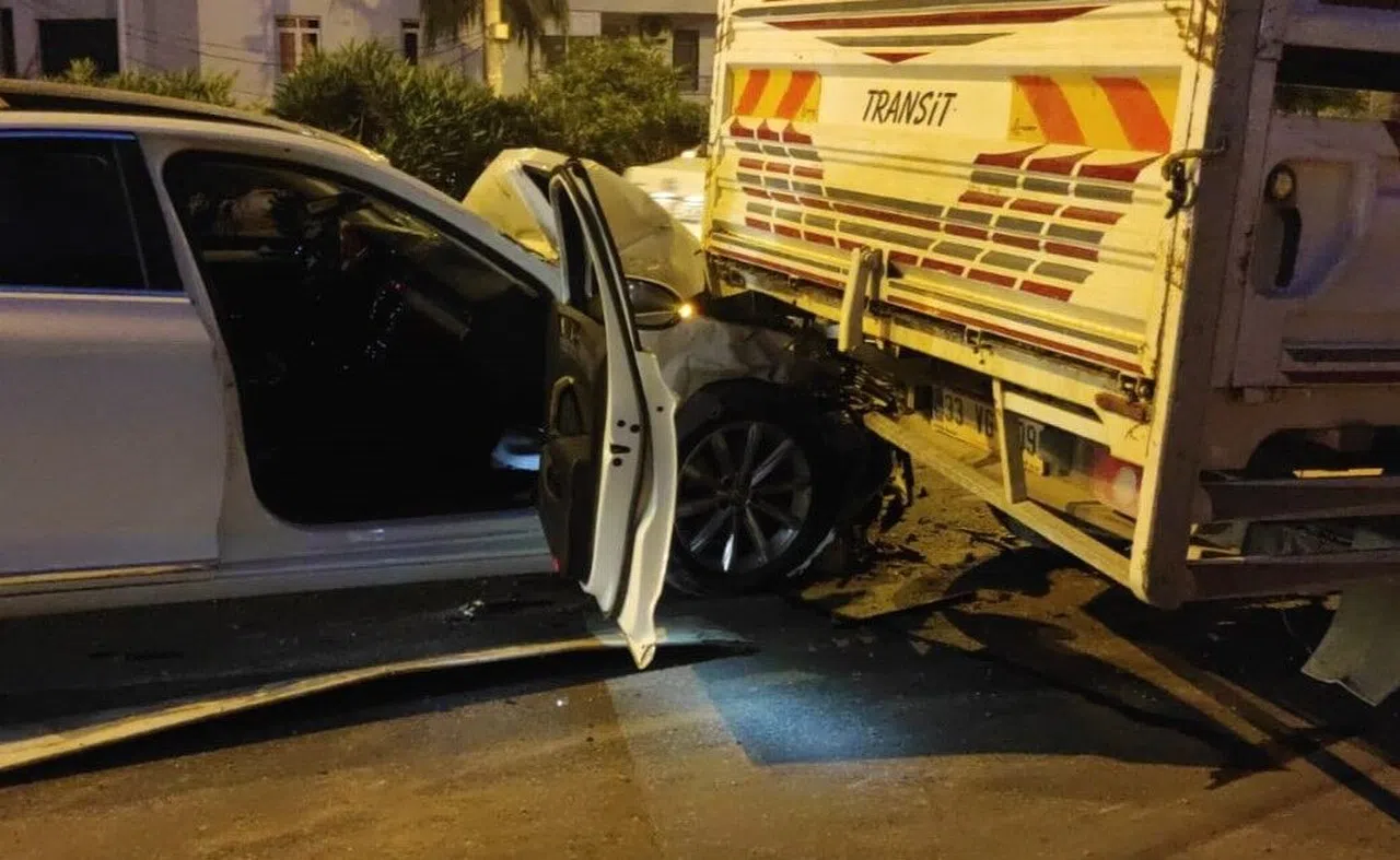 Otomobil Kamyonete Çarptı: 2 Yaralı