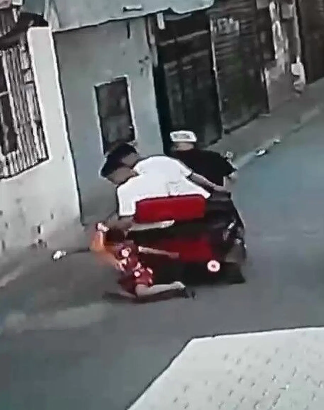 Galatasaray formalı çocuğu sürüklediler, "Şaka" savunması yaptılar