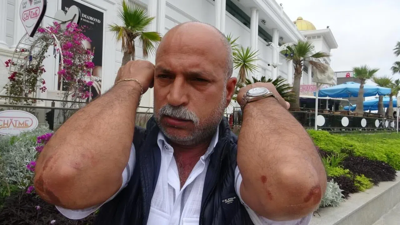 Yolun karşısına geçmek için beklerken 3 kişi tarafından tekme tokat dövüldü