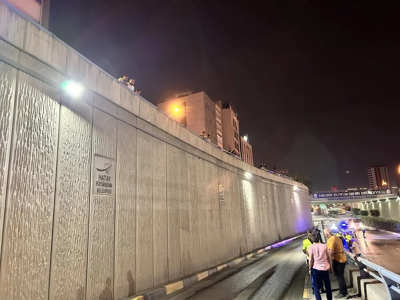 Alt geçitte yaşanan kazayı film gibi izlediler