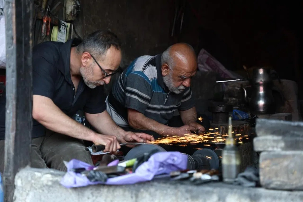 Asırlık dükkânda baba-oğulun bıçak mesaisi