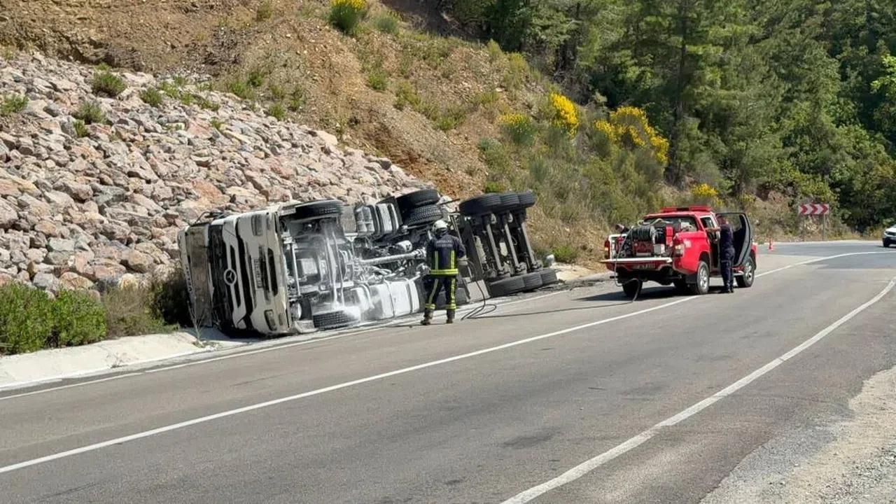 Zift yüklü tankeri taşıyan tır devrildi: 1 kişi yaralandı