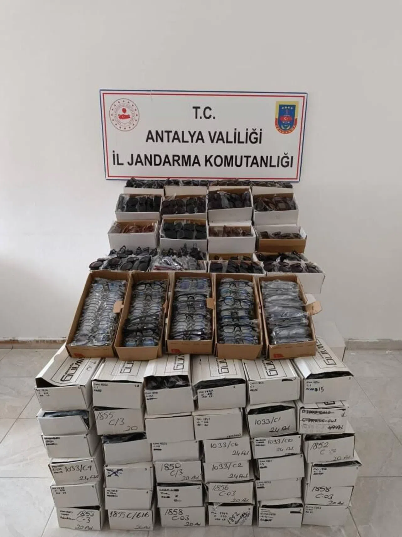 Araçta 3 bin kaçak gözlük ele geçirildi