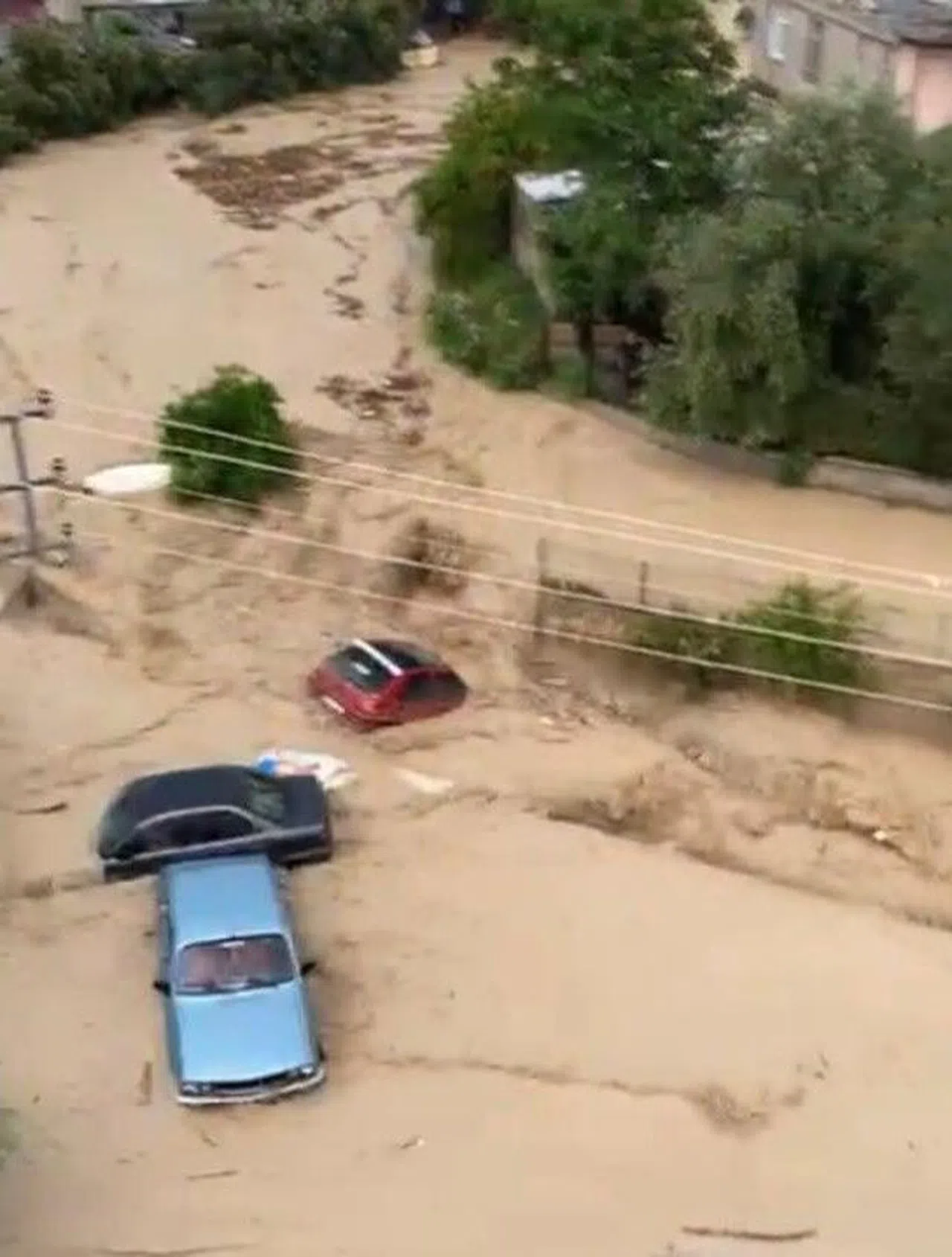 Onlarca araç sel sularına kapıldı