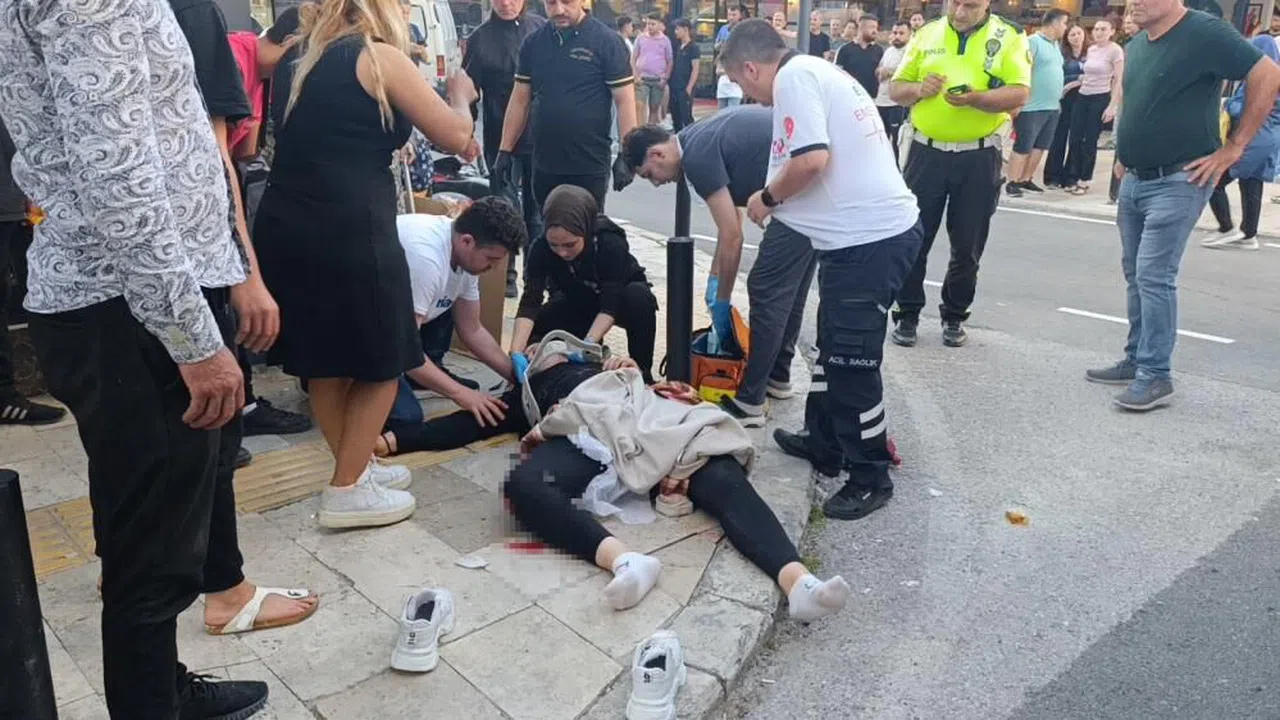 Ters yönden çıkan otel servisi ile motosiklet çarpıştı: 1 ölü