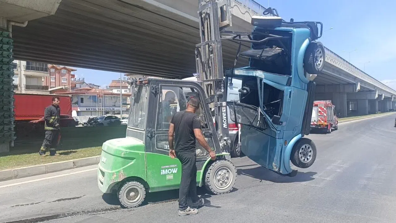 Turistler devrilen araçtan forklift yardımıyla çıkarıldı