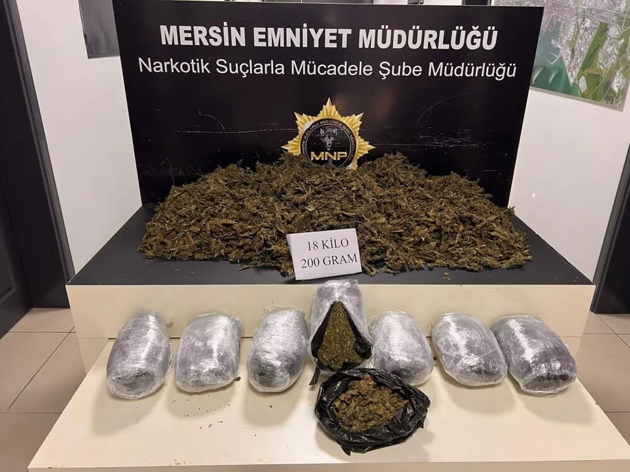 Şeftali serasında çuvallarca uyuşturucu ele geçirildi