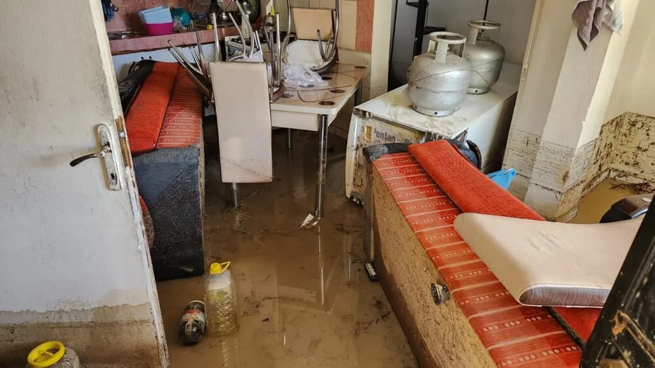 Depremden kaçarak sığındıkları yeni yuvalarında sel afetini yaşadılar