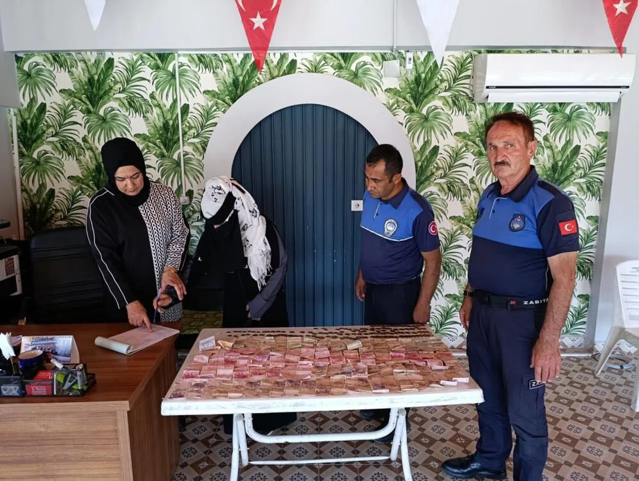 Kadın dilencinin yarım günlük kazancı 1193 TL