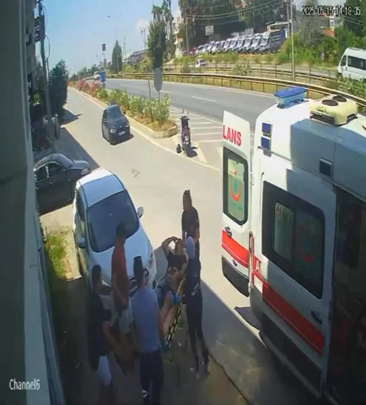 Otomobille çarpışan motosikletin sürücüsü metrelerce savruldu