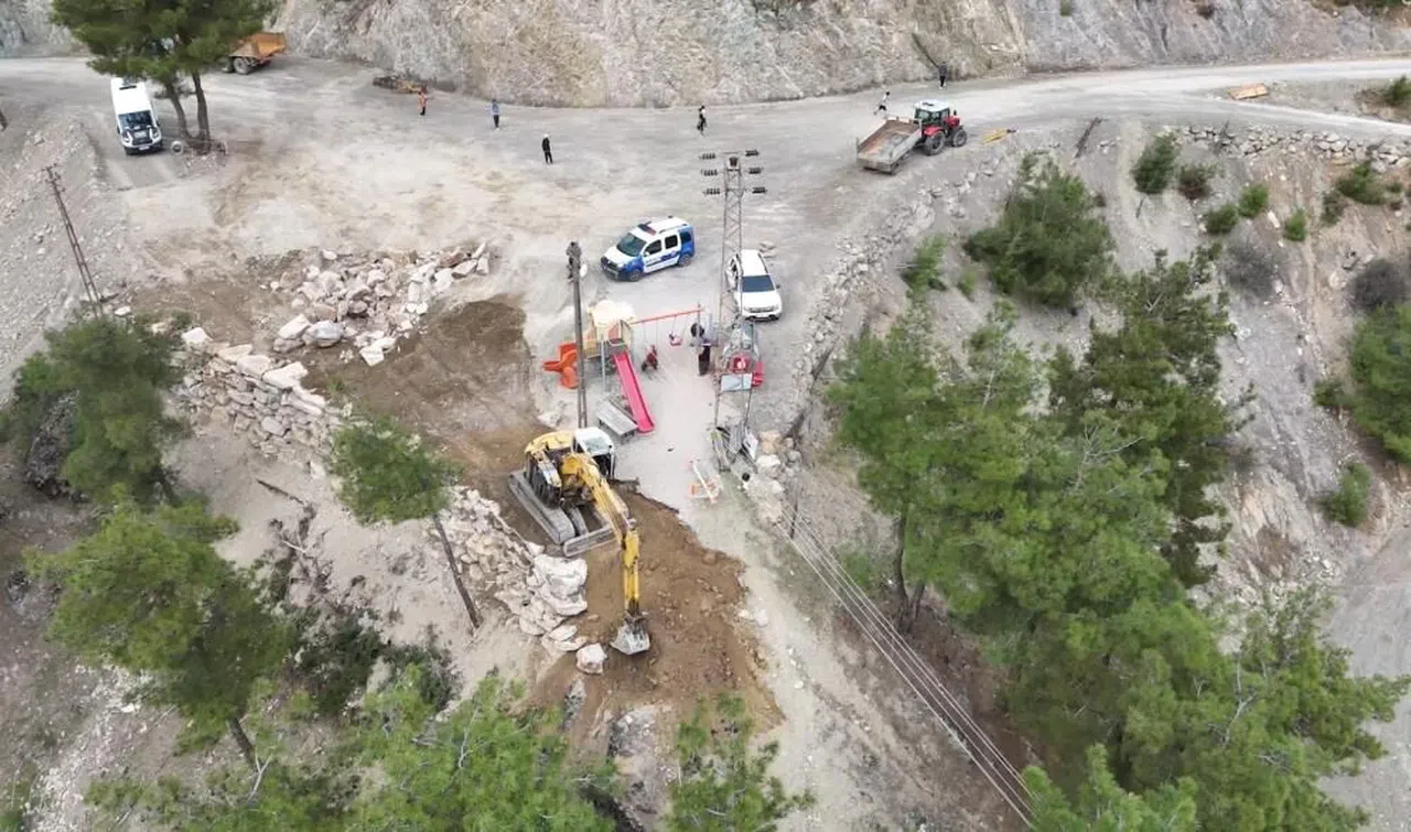 Ekipler günlerdir mesai yapıyor: Köylerin yarım asırlık yol sorunu çözülüyor