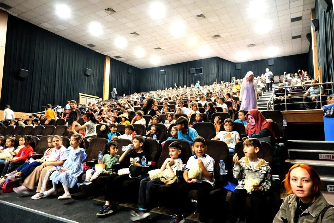 Onikişubat Belediyesi’nden kırsaldaki 1500 öğrenciye sinema hediyesi