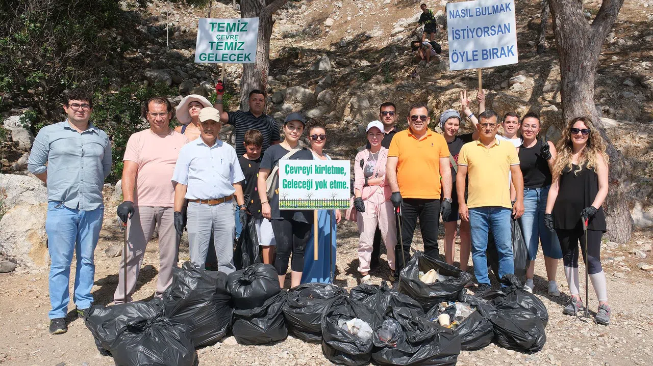Yabancı Uyruklu Kadınlar Belediye İle Birlikte Poşetler Dolusu Çöp Topladı