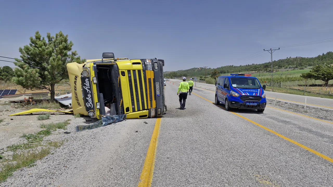 Devrilen TIR Sürücüsü Yaralandı