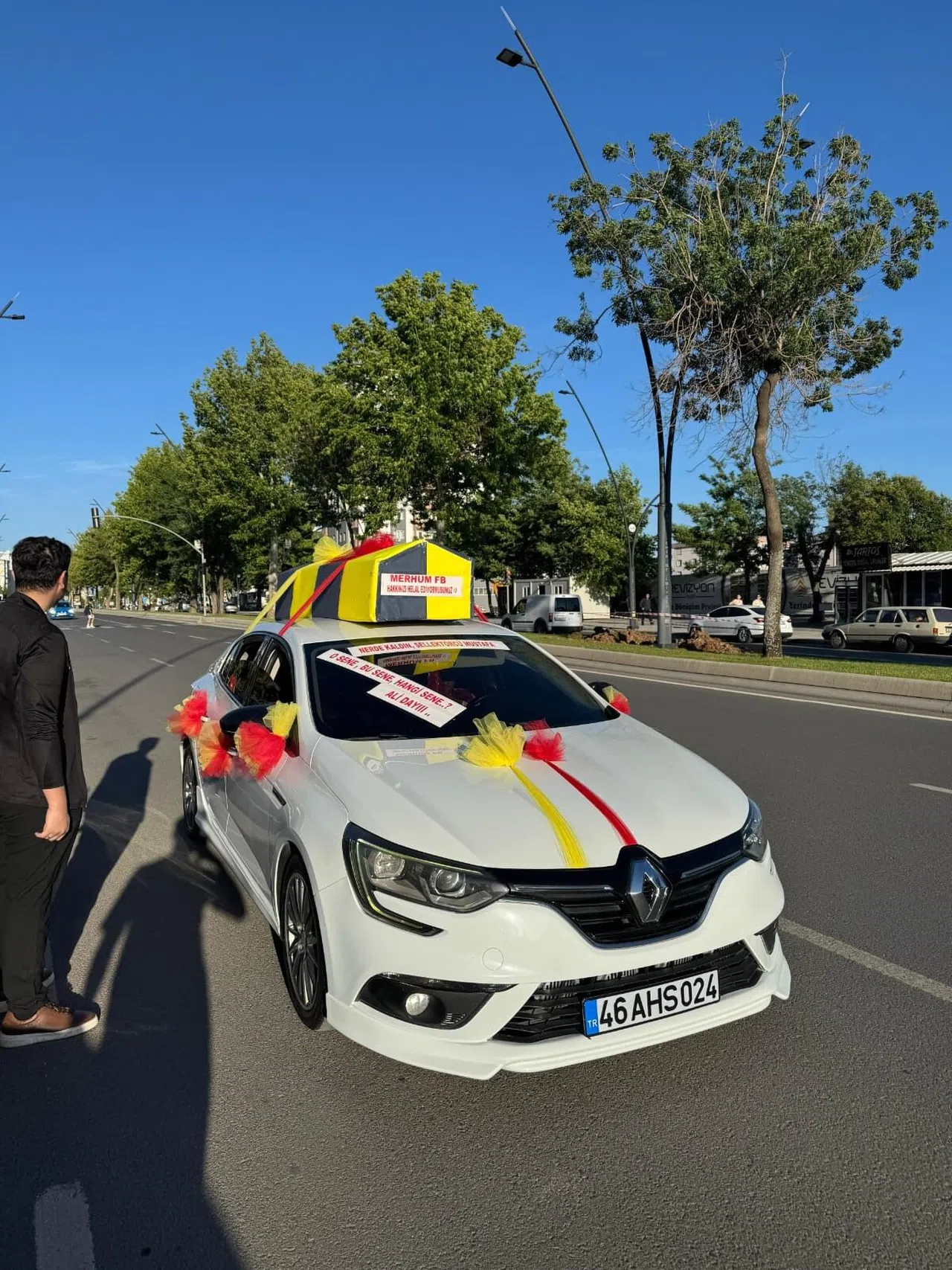 Araçlarına Fenerbahçe bayraklı tabut yerleştiren iki sürücüye ceza