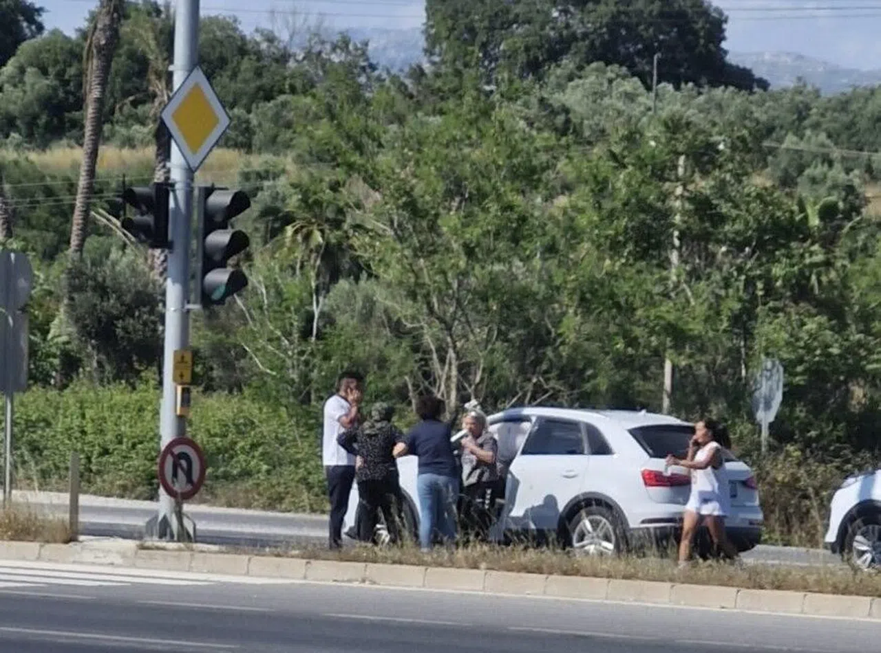 Kırmızı ışıkta otomobil ile kamyonet çarpıştı: 3 yaralı