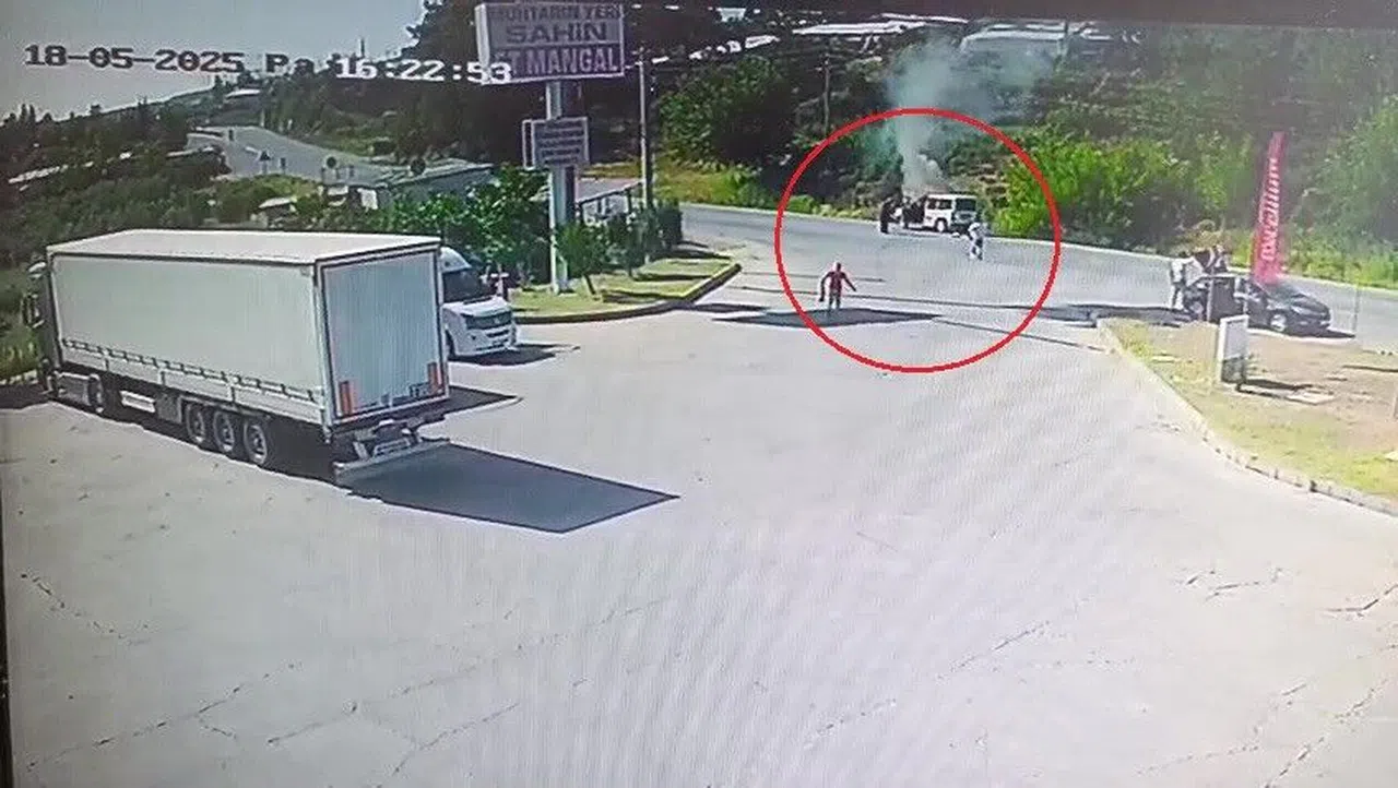 Seyir halindeki araç yandı, ilk müdahaleyi vatandaşlar yaptı