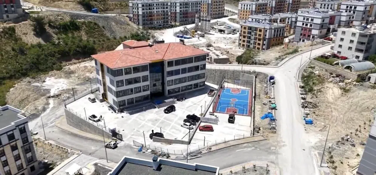 Afet konutlarında inşa edilen ilkokul ve ortaokulda sona gelindi