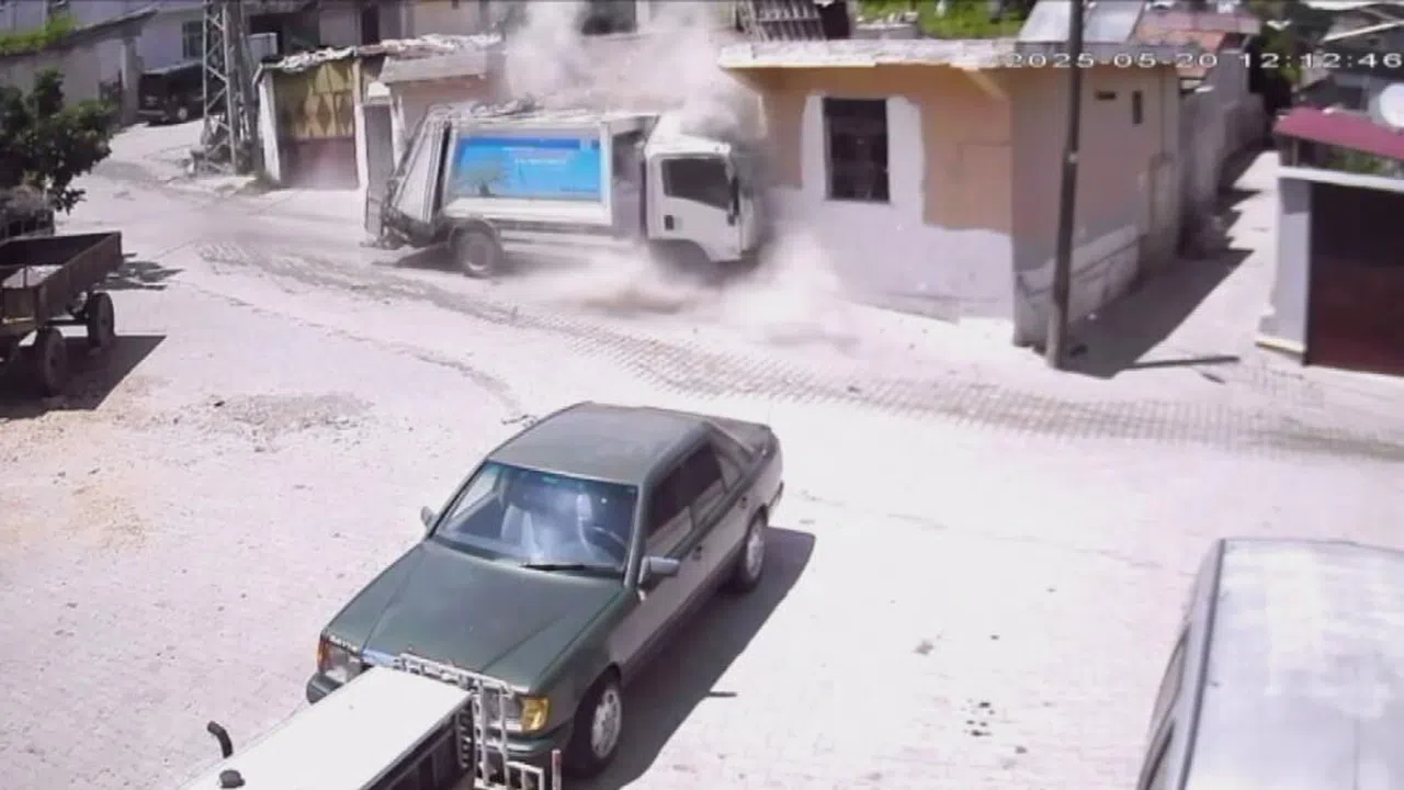 Çöp kamyonunun çarptığı ev yerle bir oldu