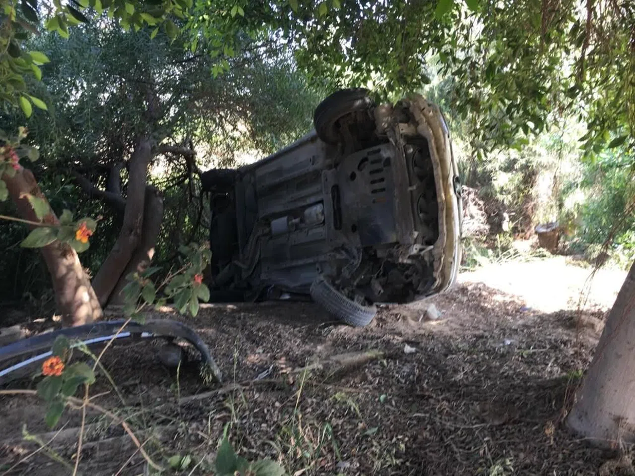 Bahçeye savrulan otomobilin sürücüsü yaralandı