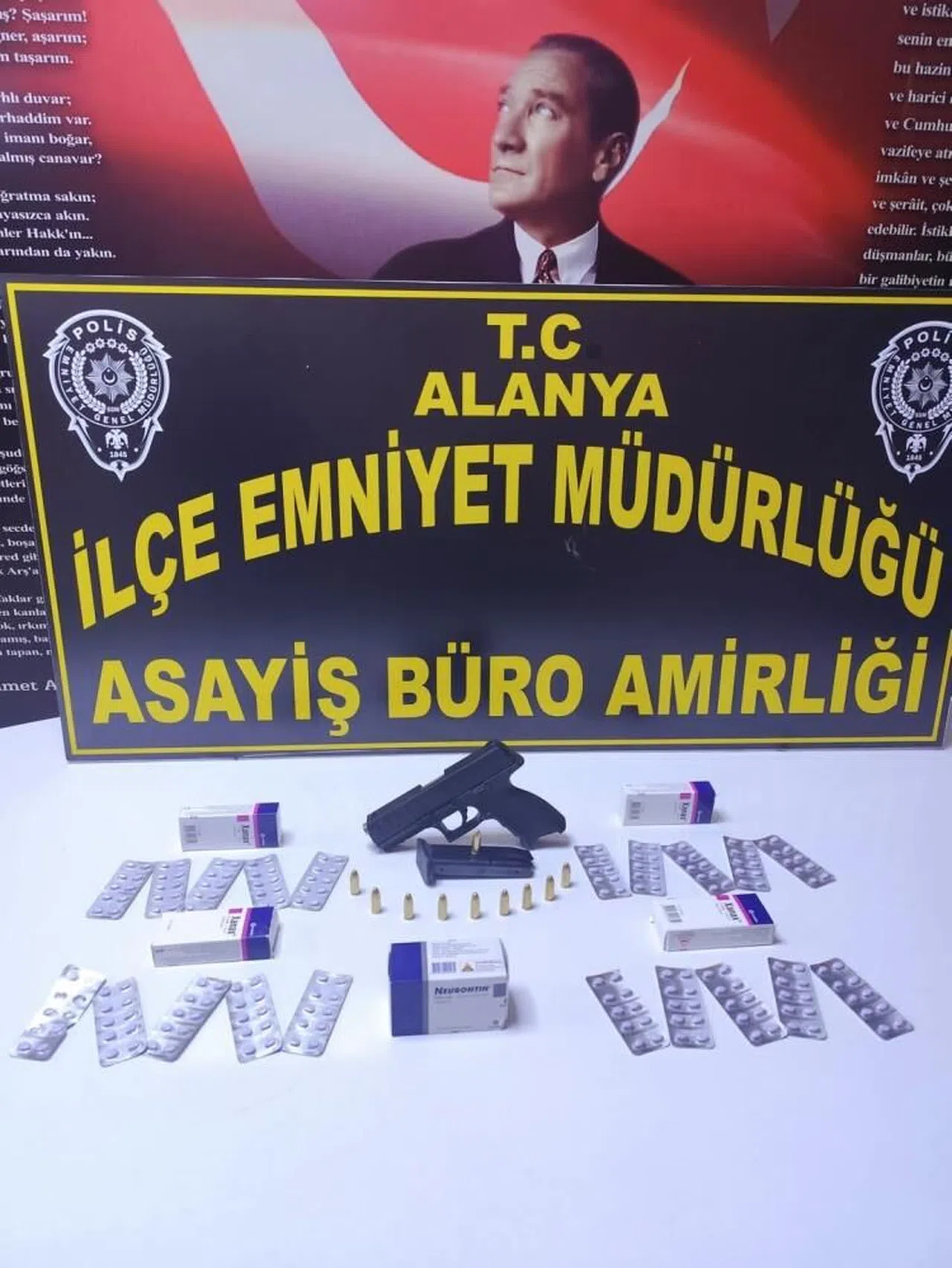 Ruhsatsız silah ve uyuşturucu hap ele geçirildi