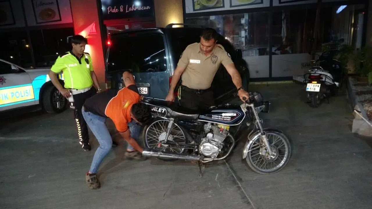 Abartılı egzozlu ehliyetsiz iki motosikletliye 100 bin TL üzerinde ceza