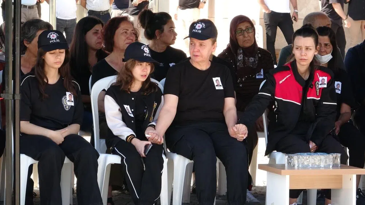 Babalarına, üniformasını giyerek veda ettiler