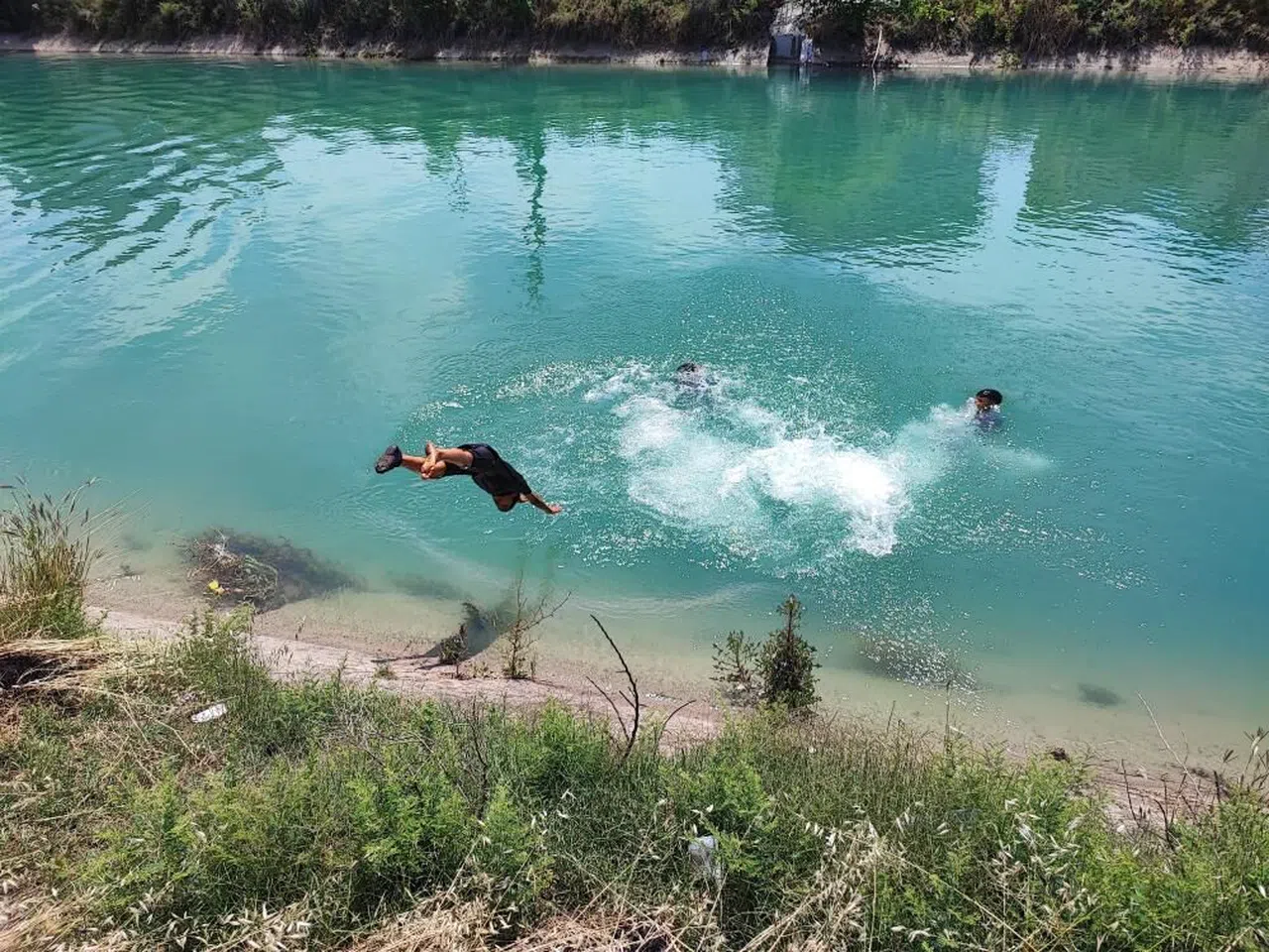 Havalar ısındı fırıncılar soğuk suyla, gençler yüzerek serinlemeye çalışıyor