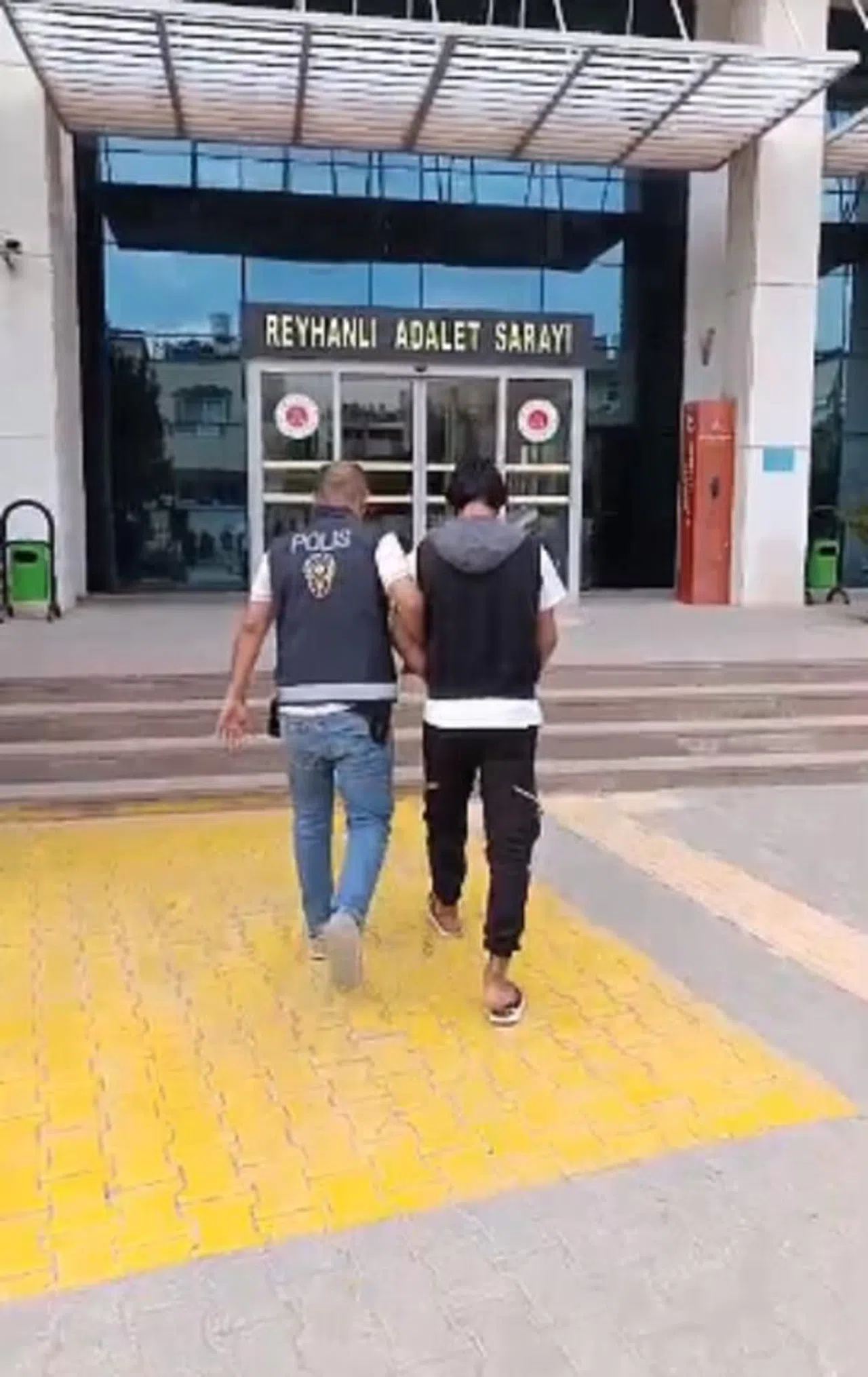 Uydu alıcısı çalan 2 şüpheli tutuklandı